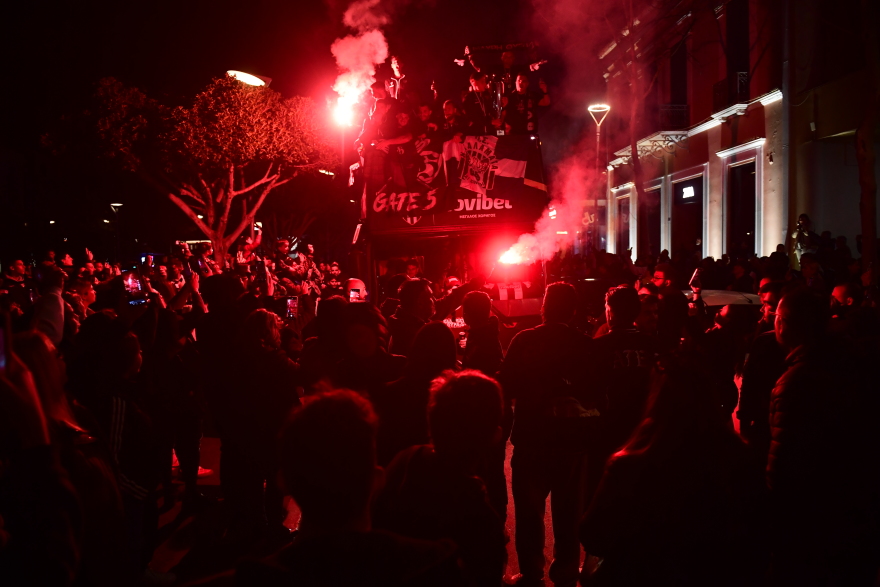 «Κάηκε» η Καλαμάτα μετά την απονομή της κούπας: Η βόλτα των πρωταθλητών με το ανοιχτό πούλμαν και η αποθέωση από τον κόσμο, βίντεο 