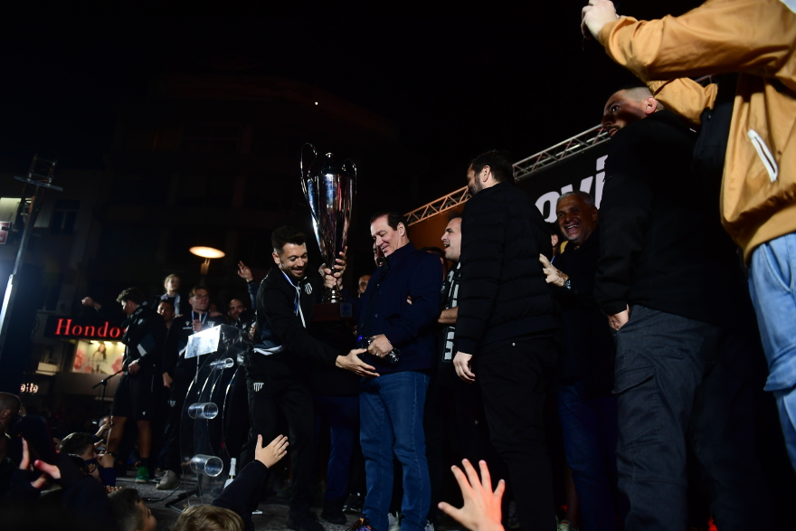 «Κάηκε» η Καλαμάτα μετά την απονομή της κούπας: Η βόλτα των πρωταθλητών με το ανοιχτό πούλμαν και η αποθέωση από τον κόσμο, βίντεο 