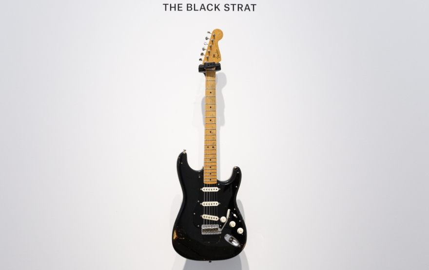 Η «Black Strat» του Ντέιβιντ Γκίλμορ έγινε η πιο ακριβή κιθάρα που πωλήθηκε ποτέ σε δημοπρασία