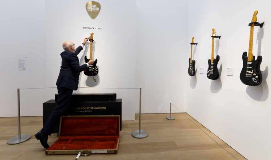 Η «Black Strat» του Ντέιβιντ Γκίλμορ έγινε η πιο ακριβή κιθάρα που πωλήθηκε ποτέ σε δημοπρασία