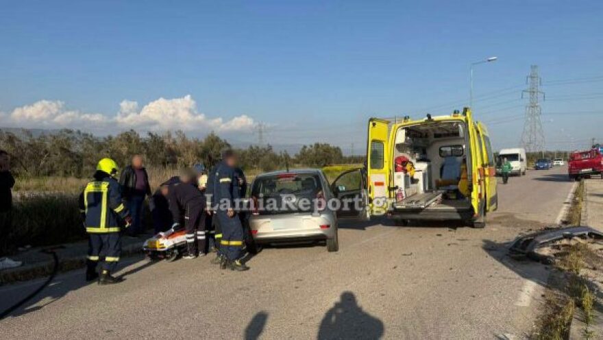 Τρεις τραυματίες μετά από τροχαίο στη Λαμία, δείτε βίντεο και φωτογραφίες
