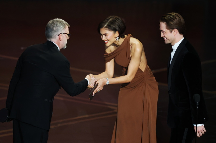 Η Ζεντάγια εμφανίστηκε με χρυσό δαχτυλίδι στα Όσκαρ μετά τις φήμες για τον μυστικό γάμο της
