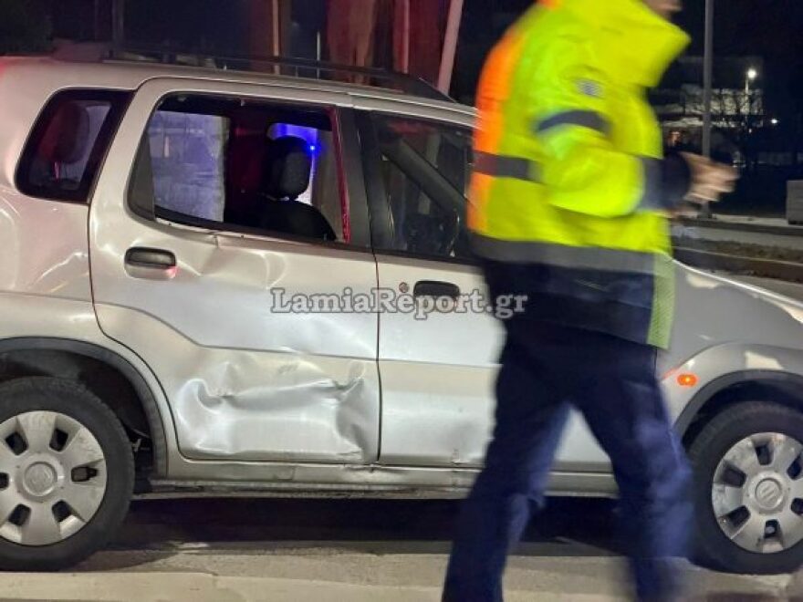 Σοβαρό τροχαίο σε διασταύρωση στη Λαμία - Διανομέας μεταφέρθηκε στο νοσοκομείο μετά από σύγκρουση με ΙΧ