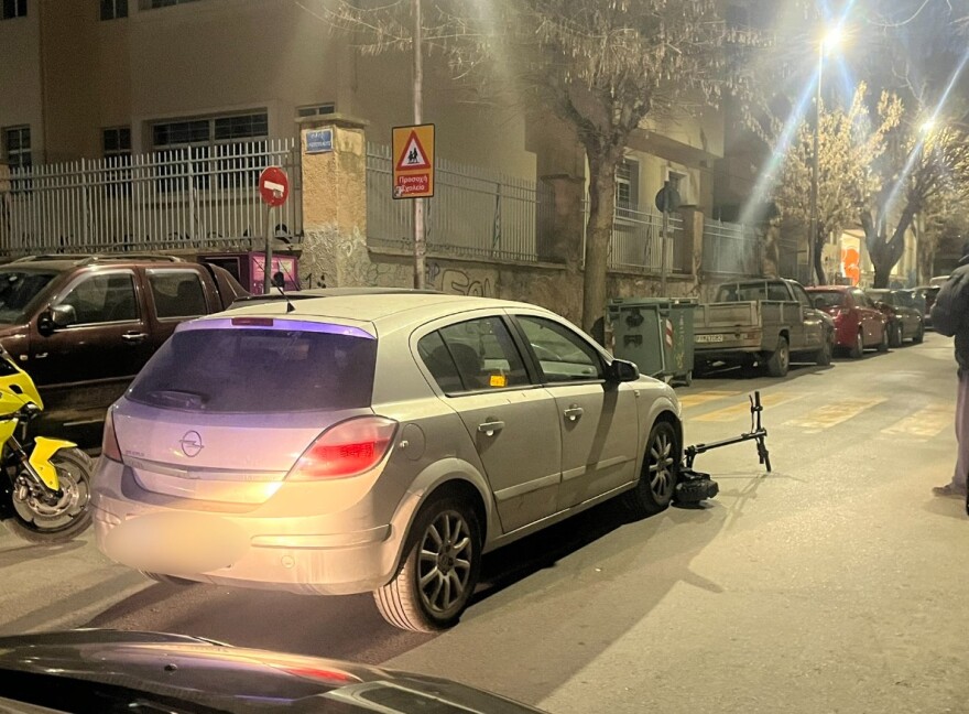 Τροχαίο στο κέντρο της Λάρισας: Ηλεκτρικό πατίνι με δύο ανήλικους συγκρούστηκε με αυτοκίνητο, φωτογραφίες