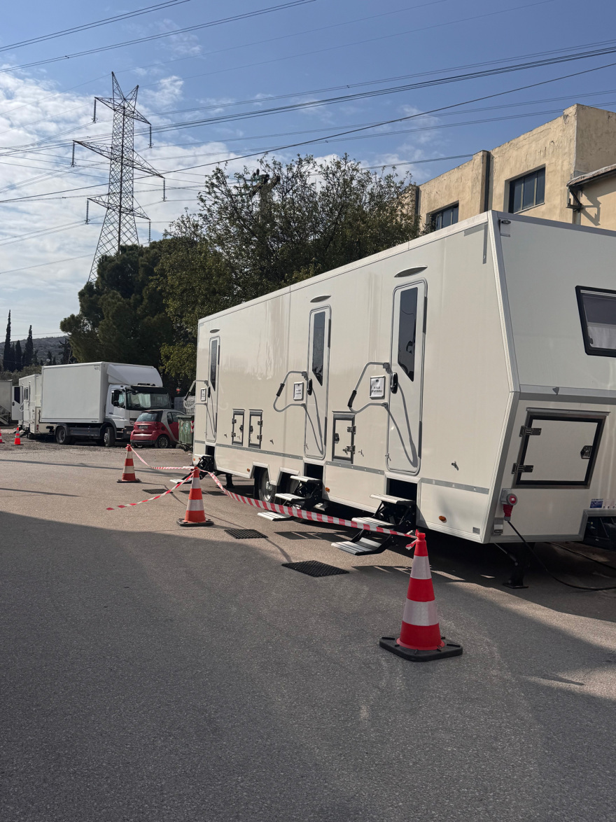 Σε στούντιο στο Μενίδι ο Μπραντ Πιτ για τα γυρίσματα της ταινίας του: Στήθηκε σκηνικό τεχνητής τρικυμίας για το «The Riders»