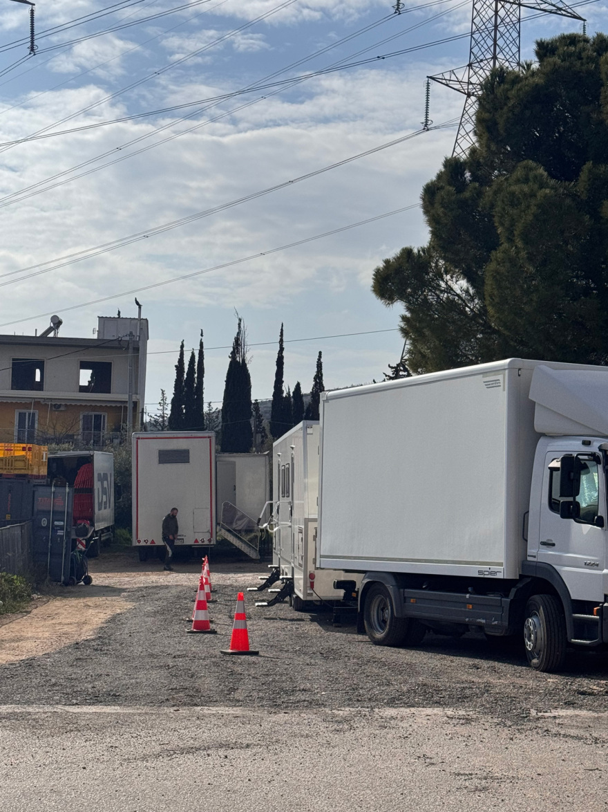 Σε στούντιο στο Μενίδι ο Μπραντ Πιτ για τα γυρίσματα της ταινίας του: Στήθηκε σκηνικό τεχνητής τρικυμίας για το «The Riders»