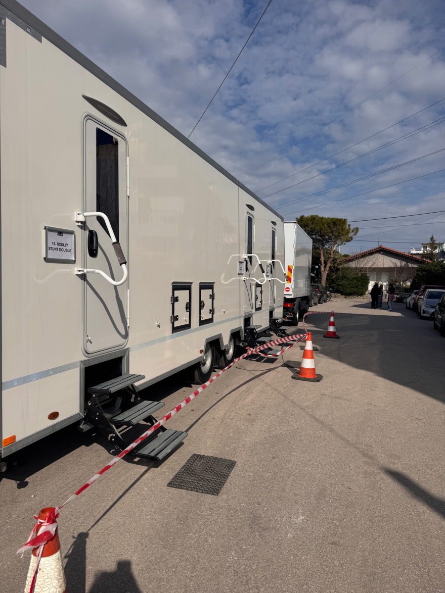 Σε στούντιο στο Μενίδι ο Μπραντ Πιτ για τα γυρίσματα της ταινίας του: Στήθηκε σκηνικό τεχνητής τρικυμίας για το «The Riders»