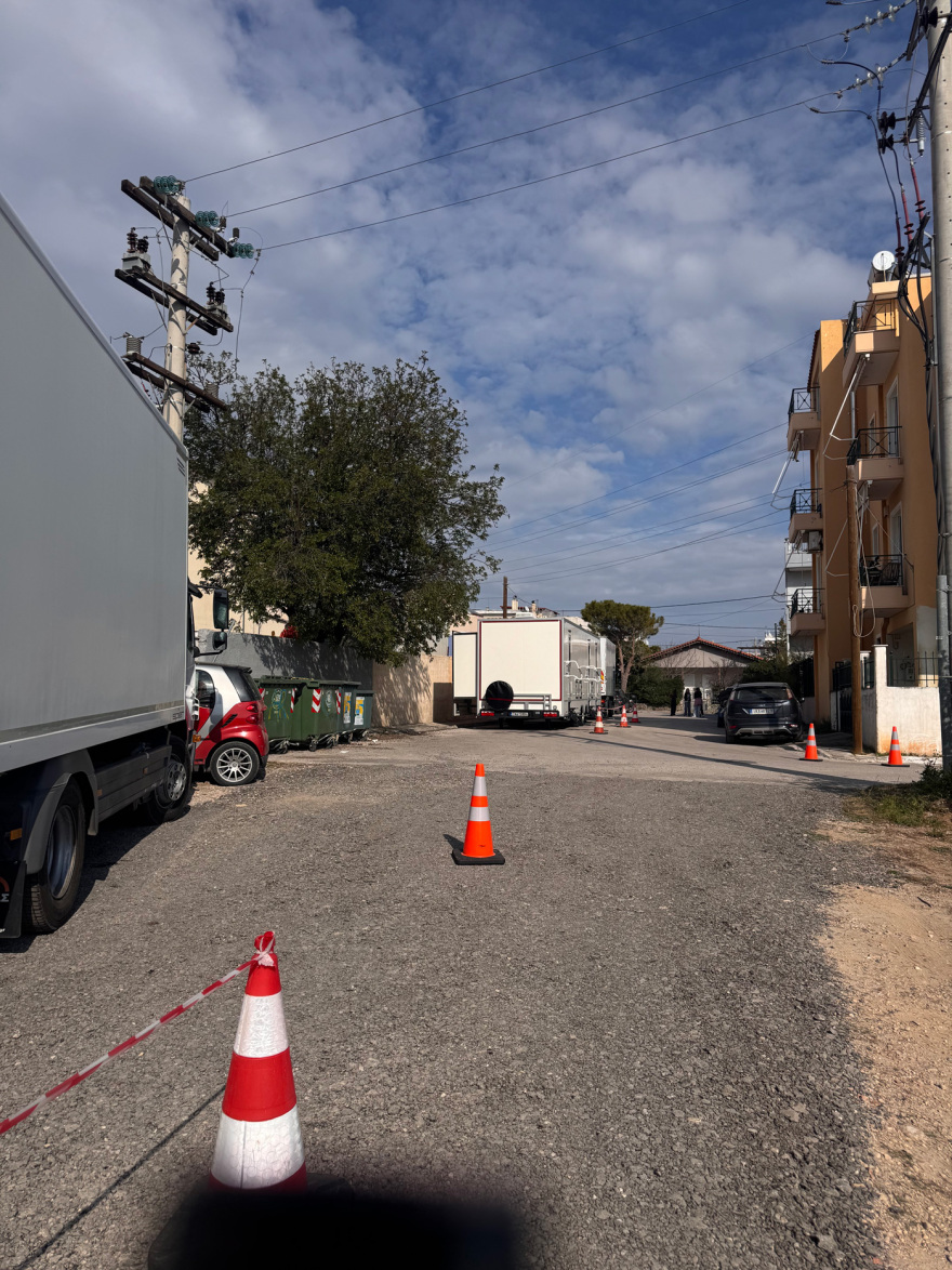 Σε στούντιο στο Μενίδι ο Μπραντ Πιτ για τα γυρίσματα της ταινίας του: Στήθηκε σκηνικό τεχνητής τρικυμίας για το «The Riders»