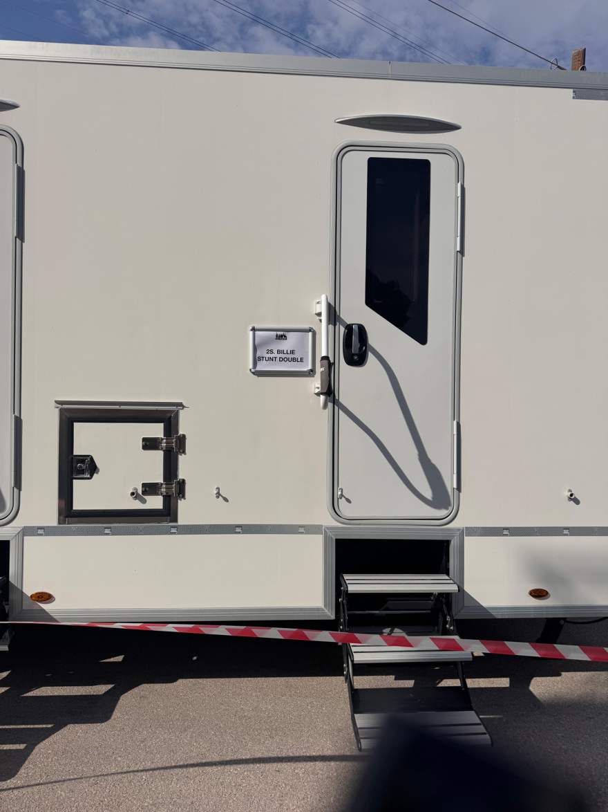 Σε στούντιο στο Μενίδι ο Μπραντ Πιτ για τα γυρίσματα της ταινίας του: Στήθηκε σκηνικό τεχνητής τρικυμίας για το «The Riders»