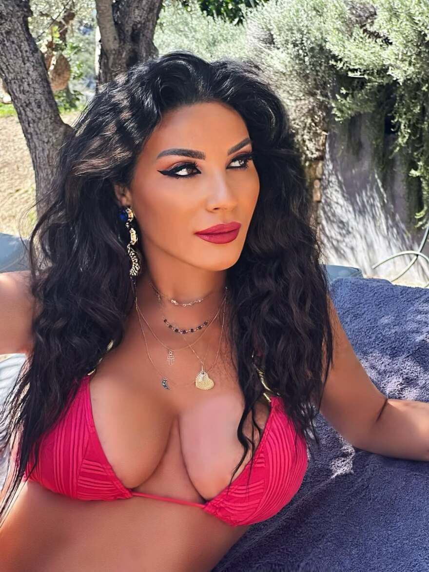 Οι πόζες της Πόπης Μαλλιωτάκη με μπικίνι στην πισίνα: Με το καλοκαιράκι να πλησιάζει, γράφει