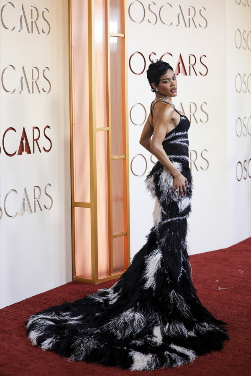 Τα πλούσια φτερά της Ντέμι Μουρ, η σέξι διαφάνεια της Γκουίνεθ Πάλτροου και η λουλουδένια Άν Χάθαγουεϊ, οι λαμπερές εμφανίσεις των Όσκαρ