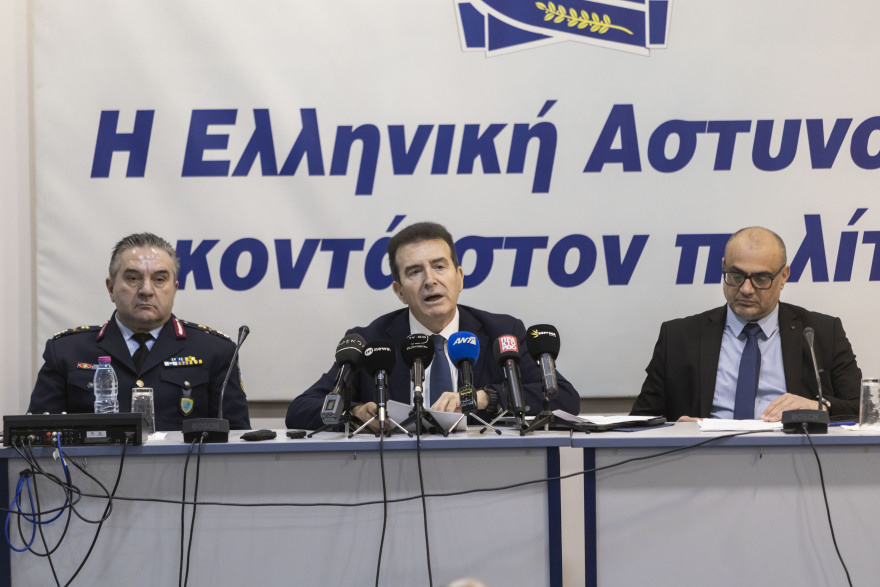 Χρυσοχοΐδης: Ενδείξεις οπαδικού υπόβαθρου για τη δολοφονία του 20χρονου στην Καλαμαριά, στόχος η διάλυση των εγκληματικών οργανώσεων