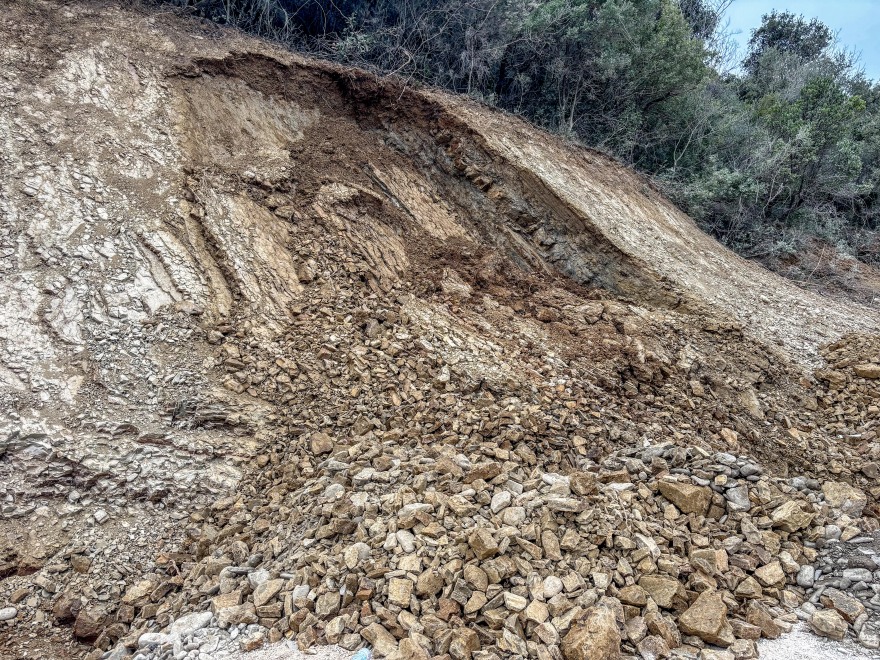 Άρτα: Χωρίς τις αισθήσεις του ανασύρθηκε εργάτης μετά από κατολίσθηση