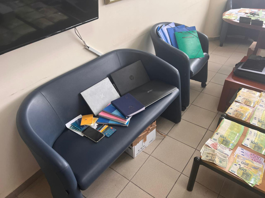 Έστησαν «βιομηχανία» εμπορίας ανθρώπων σε Κρήτη, Αττική και Βοιωτία: Πώς παγίδευαν αλλοδαπούς, τους κρατούσαν τα διαβατήρια και τους μετέτρεπαν σε ομήρους