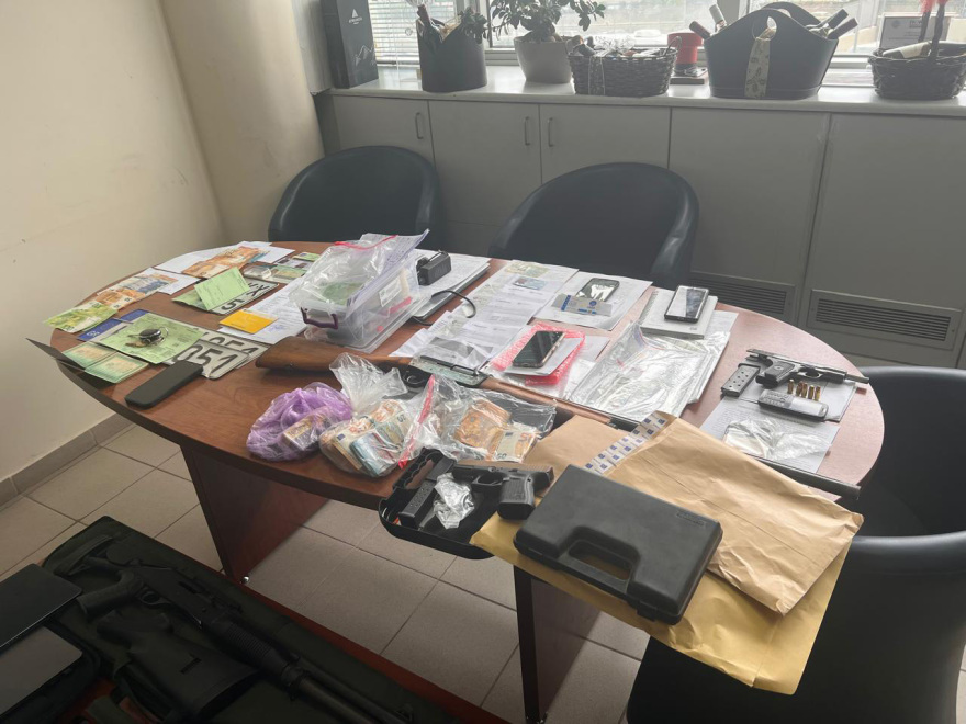 Έστησαν «βιομηχανία» εμπορίας ανθρώπων σε Κρήτη, Αττική και Βοιωτία: Πώς παγίδευαν αλλοδαπούς, τους κρατούσαν τα διαβατήρια και τους μετέτρεπαν σε ομήρους