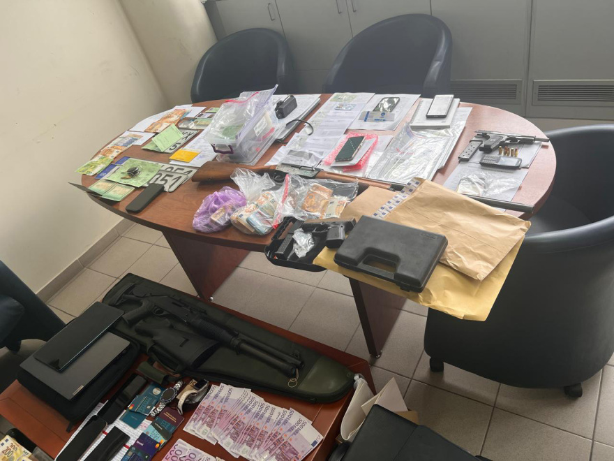 Έστησαν «βιομηχανία» εμπορίας ανθρώπων σε Κρήτη, Αττική και Βοιωτία: Πώς παγίδευαν αλλοδαπούς, τους κρατούσαν τα διαβατήρια και τους μετέτρεπαν σε ομήρους