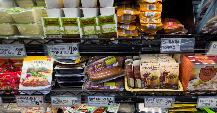 Οι 31 λέξεις που απαγορεύεται να χρησιμοποιούνται πλέον σε vegan προϊόντα, σύμφωνα με την ΕΕ: Διασώθηκαν τα «μπιφτέκια» και τα «λουκάνικα»
