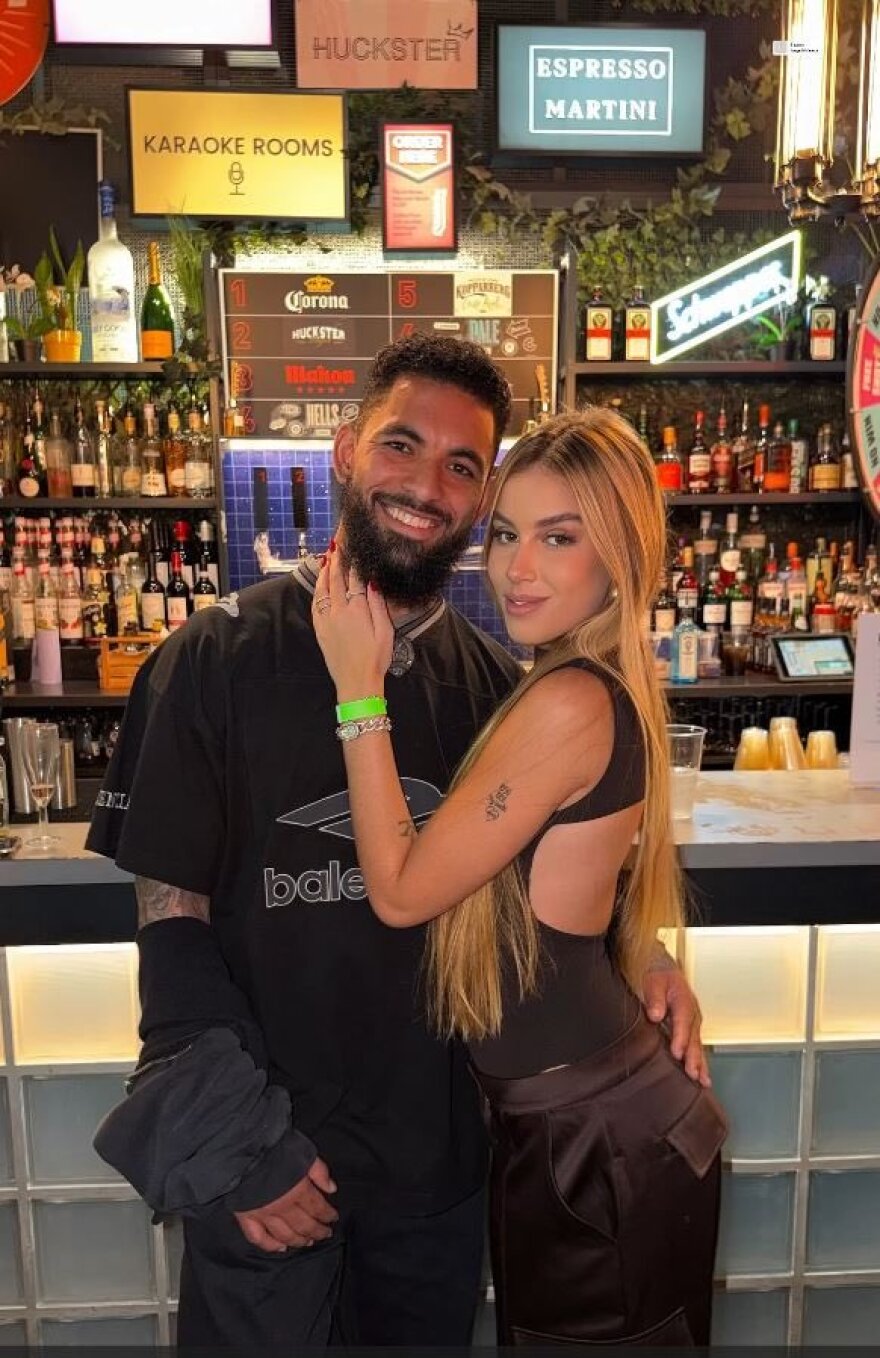 Ο Ντάγκλας Λουίζ ξεπερνά την Αλίσα Λέμαν με 19χρονο μοντέλο, κόρη του τεχνικού διευθυντή της Νότιγχαμ