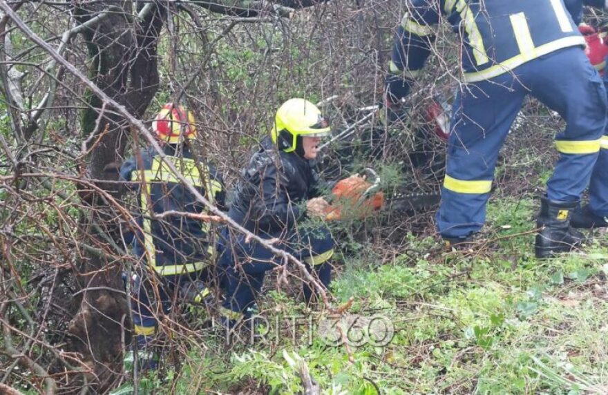 Αυτοκίνητο έπεσε σε γκρεμό και κατέληξε σε δέντρα στα Χανιά, απεγκλωβίστηκαν οι επιβάτες