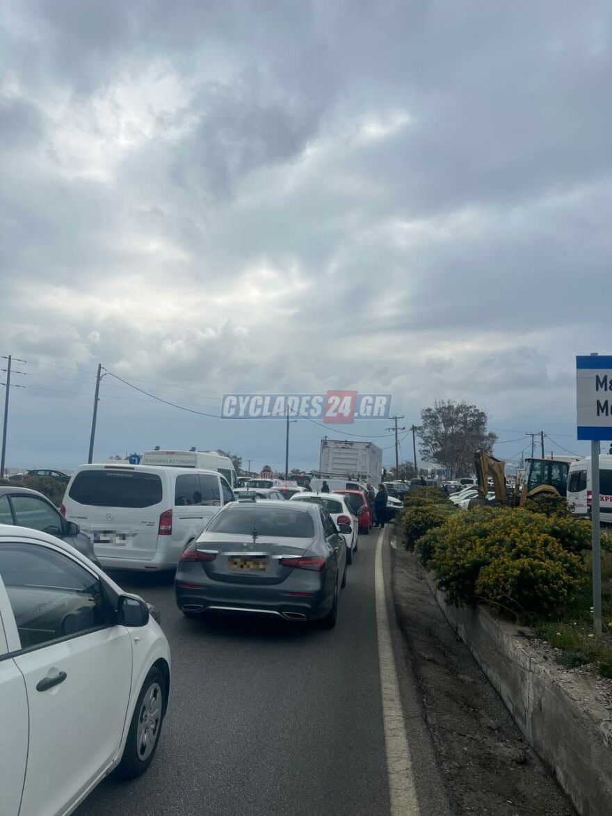 Κατολισθήσεις βράχων έκλεισαν την πρόσβαση στο λιμάνι του Αθηνιού στη Σαντορίνη