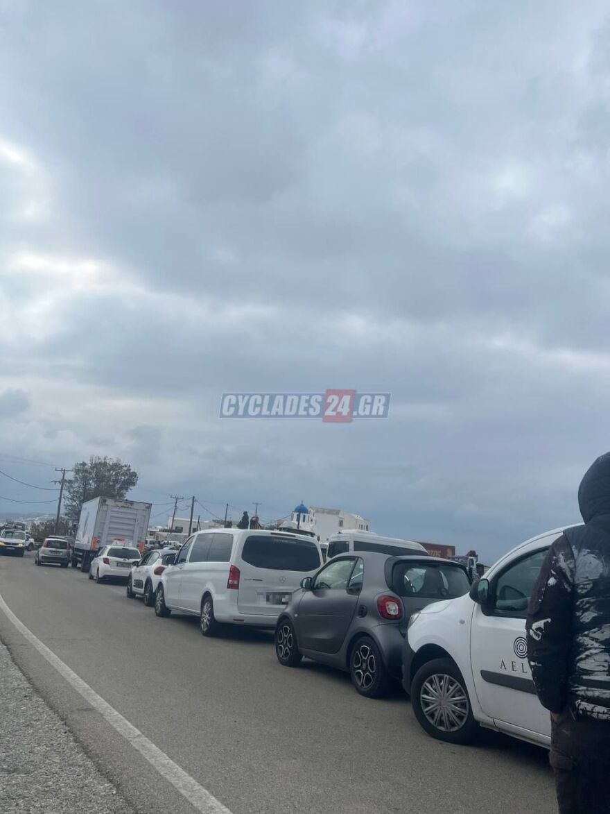 Κατολισθήσεις βράχων έκλεισαν την πρόσβαση στο λιμάνι του Αθηνιού στη Σαντορίνη