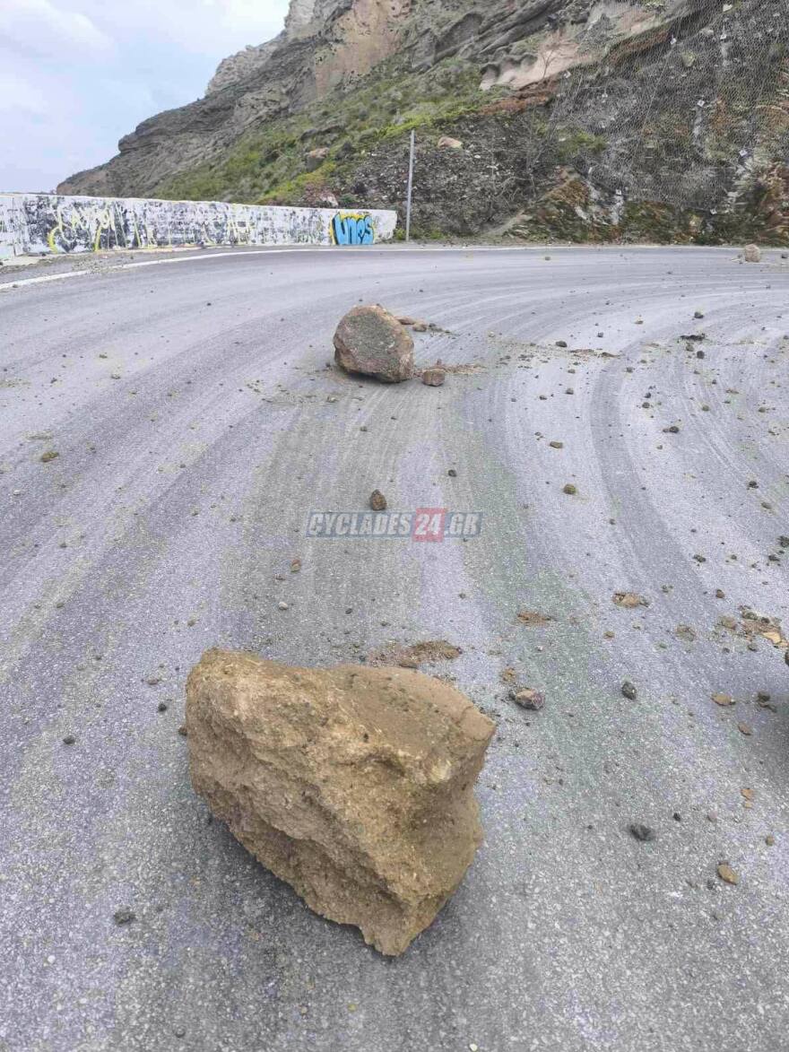 Κατολισθήσεις βράχων έκλεισαν την πρόσβαση στο λιμάνι του Αθηνιού στη Σαντορίνη
