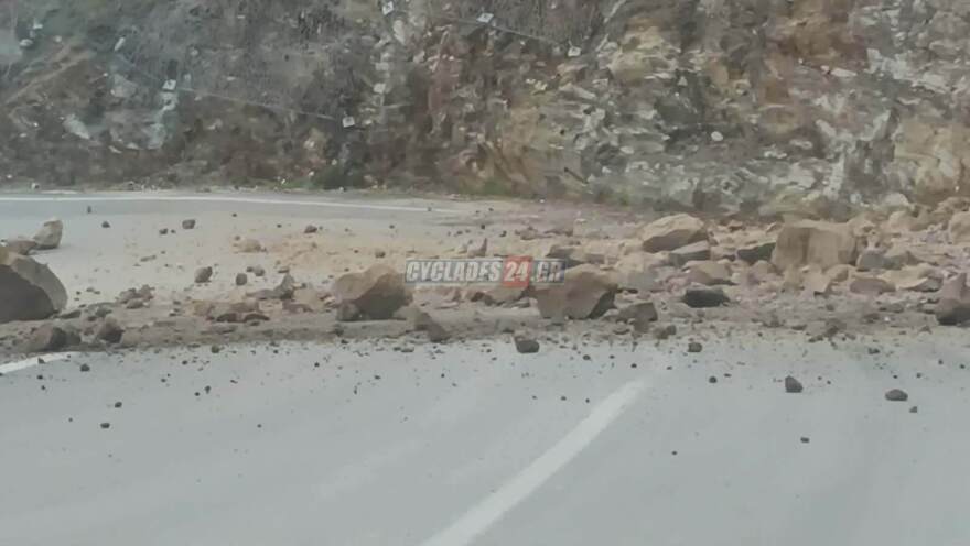 Κατολισθήσεις βράχων έκλεισαν την πρόσβαση στο λιμάνι του Αθηνιού στη Σαντορίνη