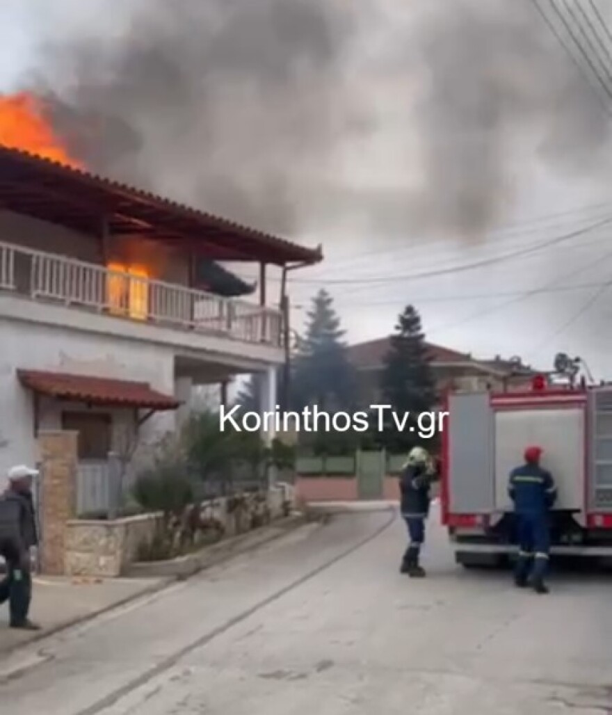 Φωτιά τώρα σε σπίτι στην Κορινθία, κινητοποίηση της Πυροσβεστικής, δείτε βίντεο και φωτογραφίες