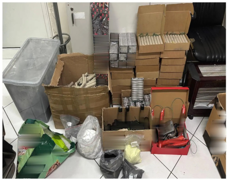 Συνελήφθη 16χρονος που έφτιαχνε και πουλούσε κροτίδες μέσα από το δωμάτιό του στον Άγιο Δημήτριο