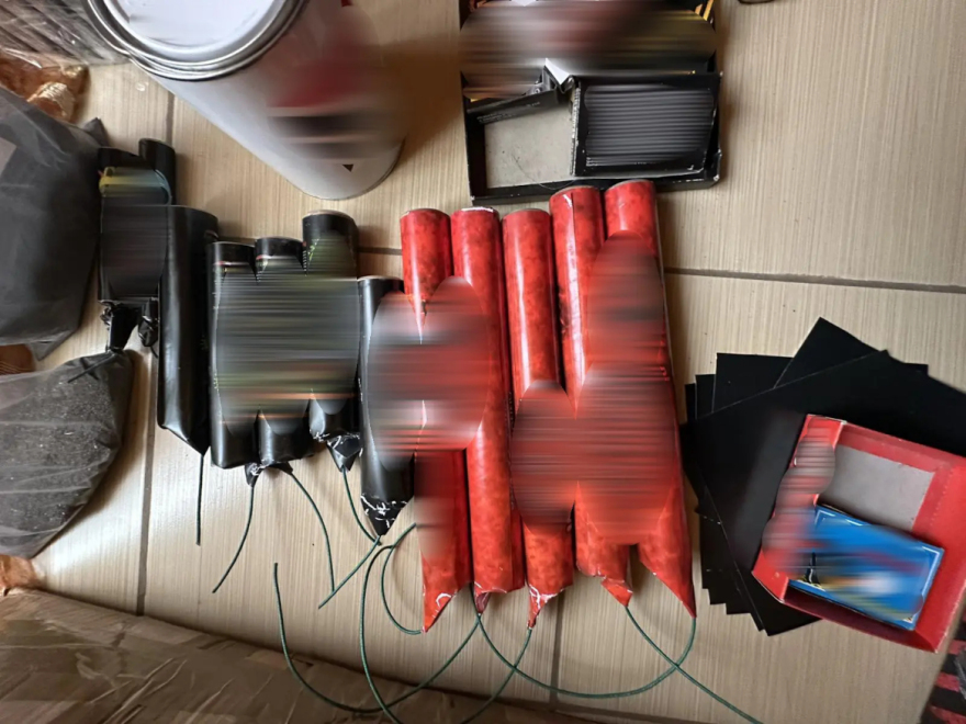 Συνελήφθη 16χρονος που έφτιαχνε και πουλούσε κροτίδες μέσα από το δωμάτιό του στον Άγιο Δημήτριο