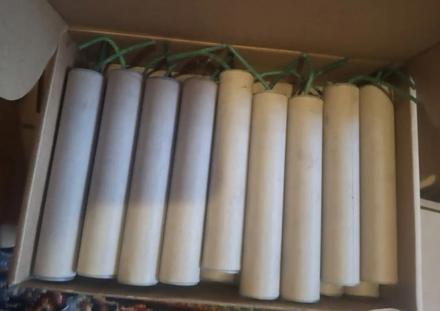 Συνελήφθη 16χρονος που έφτιαχνε και πουλούσε κροτίδες μέσα από το δωμάτιό του στον Άγιο Δημήτριο