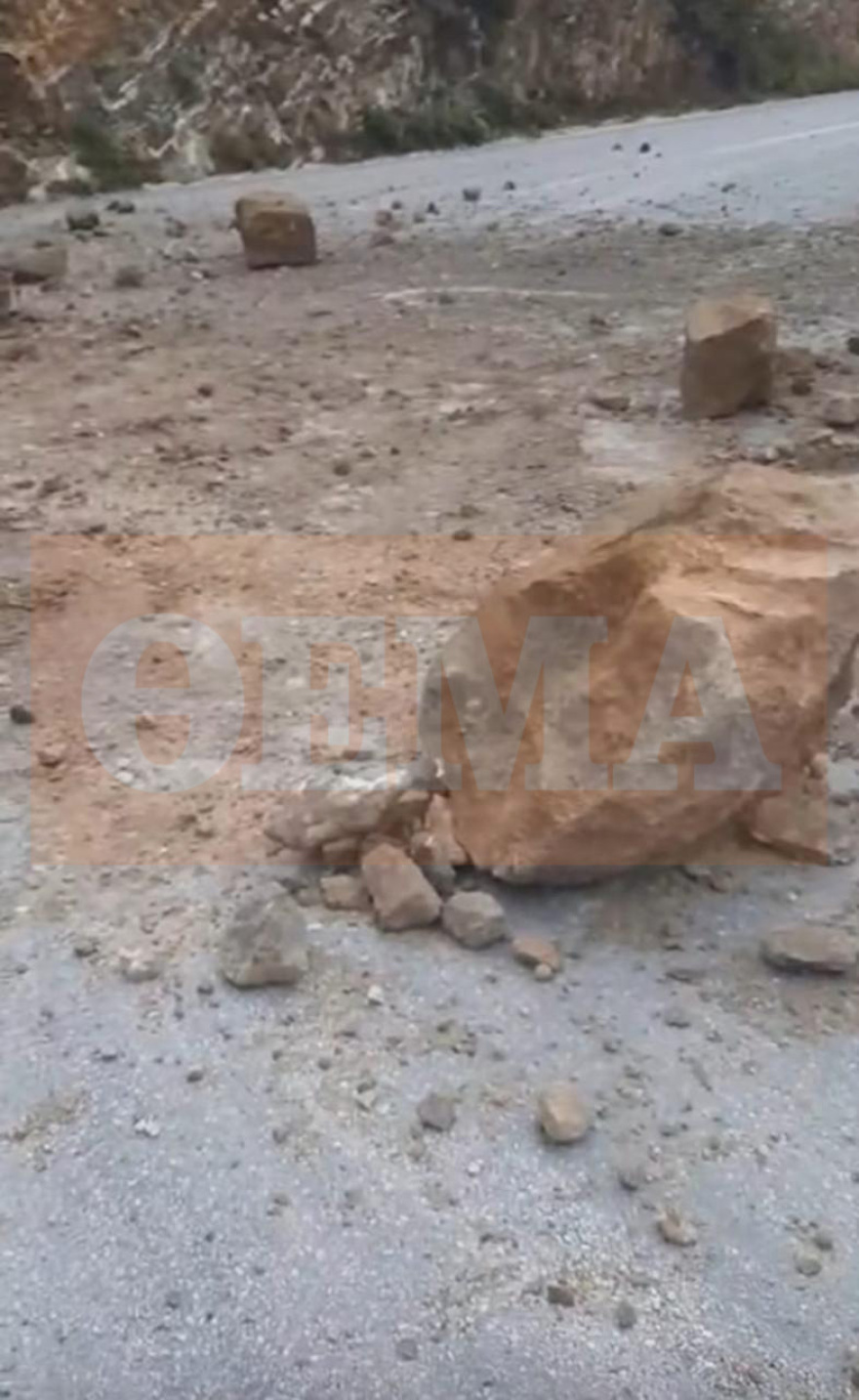 Κατολισθήσεις βράχων στον δρόμο για το λιμάνι του Αθηνιού στη Σαντορίνη, δείτε βίντεο και φωτογραφίες 
