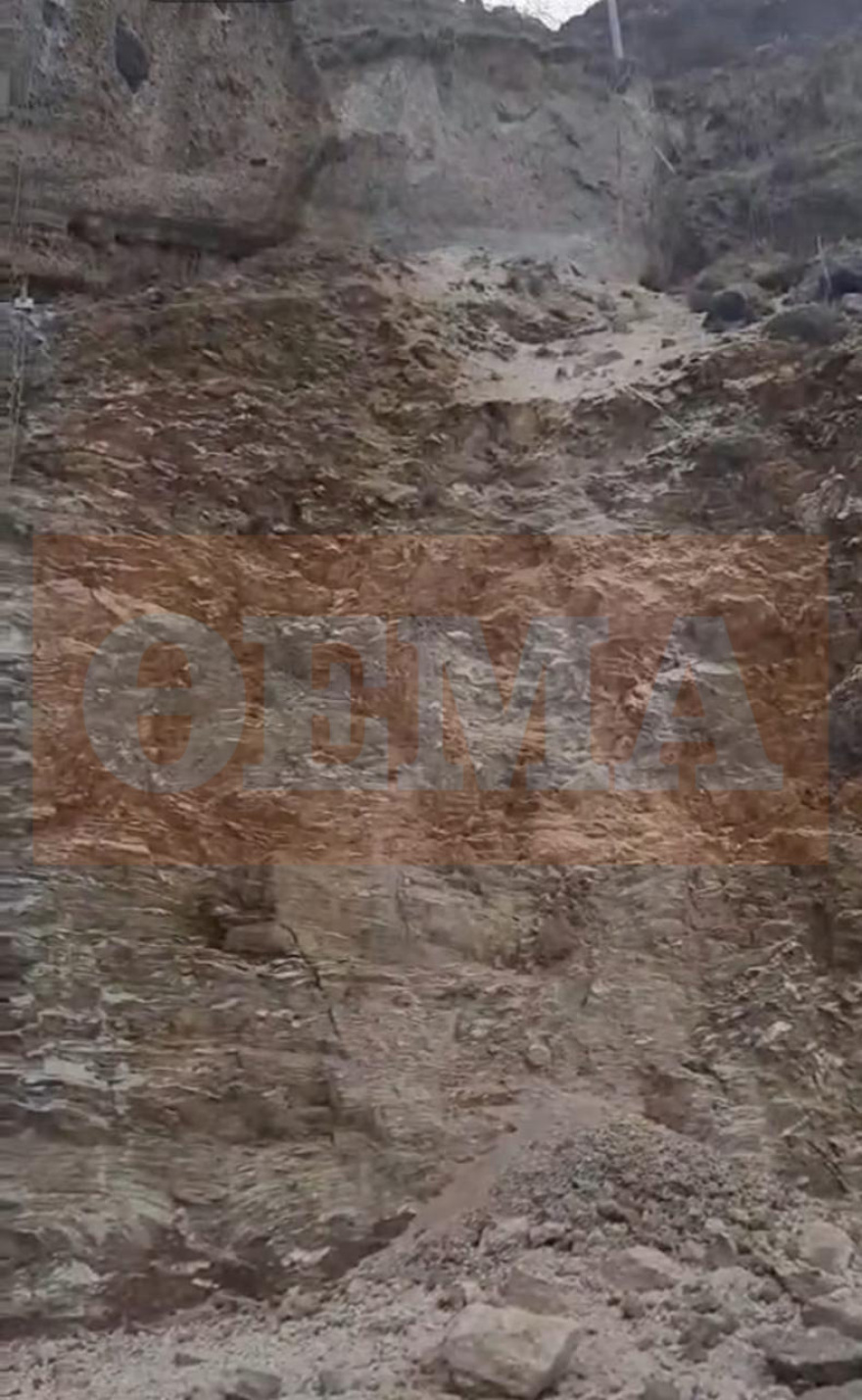 Κατολισθήσεις βράχων στον δρόμο για το λιμάνι του Αθηνιού στη Σαντορίνη, δείτε βίντεο και φωτογραφίες 
