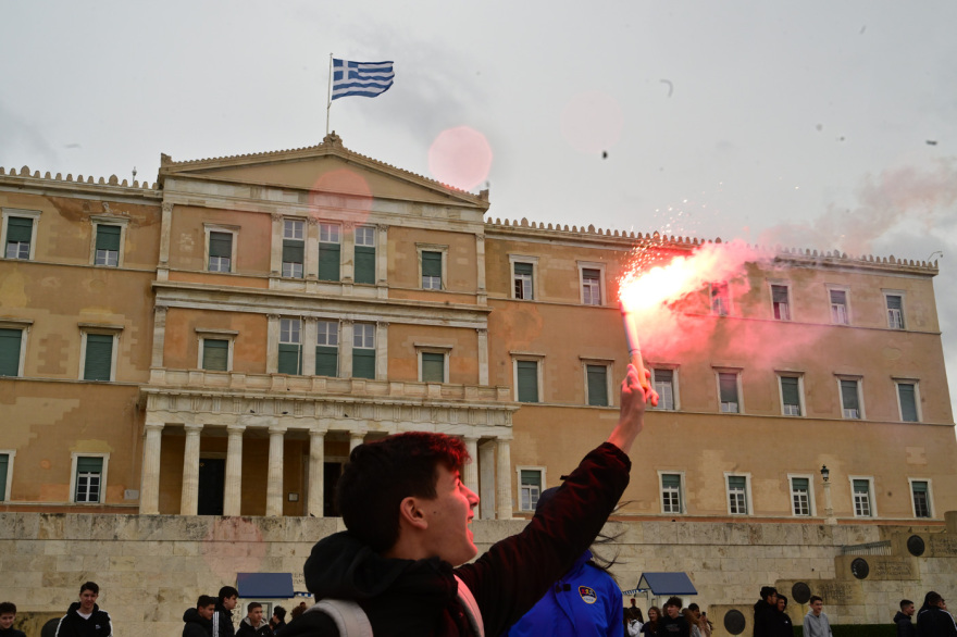 Αντιπολεμικό συλλαλητήριο στο Σύνταγμα, δείτε φωτογραφίες και βίντεο - Κλειστή η Λ.Αμαλίας