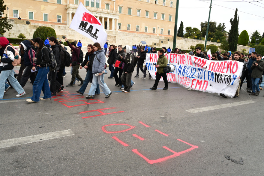 Αντιπολεμικό συλλαλητήριο στο Σύνταγμα, δείτε φωτογραφίες και βίντεο - Κλειστή η Λ.Αμαλίας