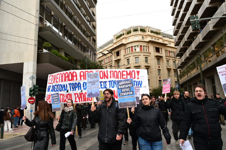 Αντιπολεμικό συλλαλητήριο στο Σύνταγμα, δείτε φωτογραφίες και βίντεο - Κλειστή η Λ.Αμαλίας