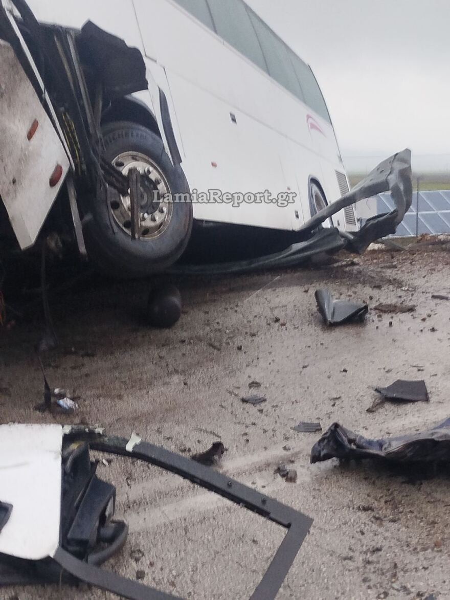 Φθιώτιδα: Νεκρός 21χρονος οδηγός μετά από μετωπική με λεωφορείο που πήγαινε να παραλάβει μαθητές