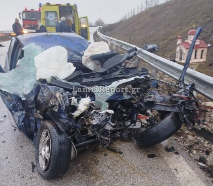 Φθιώτιδα: Νεκρός 21χρονος οδηγός μετά από μετωπική με λεωφορείο που πήγαινε να παραλάβει μαθητές