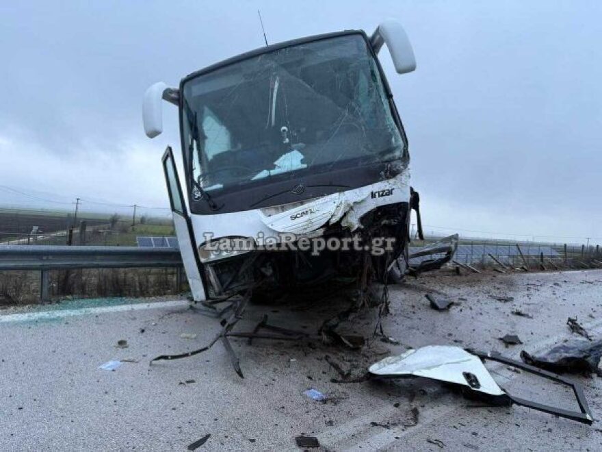 Φθιώτιδα: Νεκρός 21χρονος οδηγός μετά από μετωπική με λεωφορείο που πήγαινε να παραλάβει μαθητές