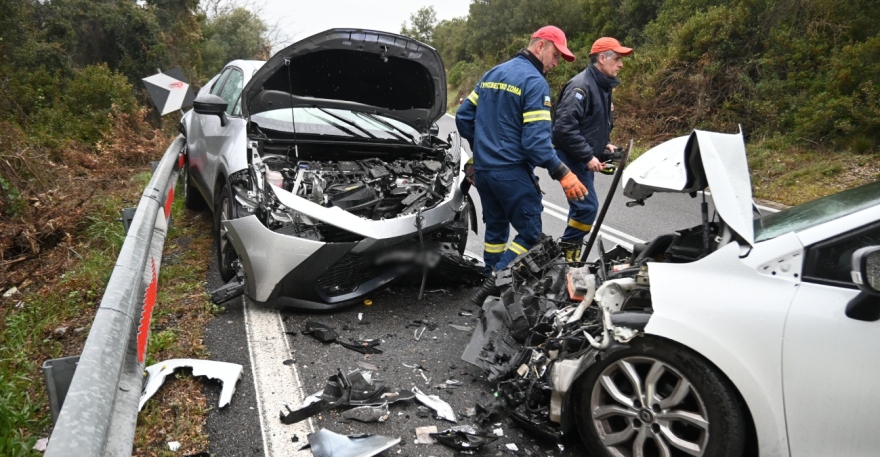 Μετωπική σύγκρουση δύο ΙΧ στην Αργολίδα, στο νοσοκομείο ο ένας οδηγός