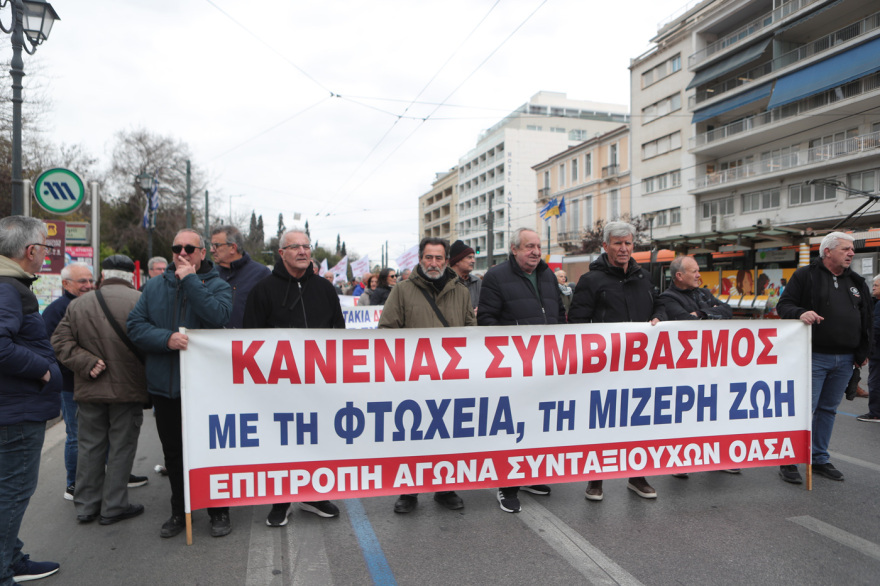 Συνταξιούχοι διαδηλώνουν στο Σύνταγμα, πορεία προς το Μαξίμου - Μεγάλες καθυστερήσεις στους δρόμους του κέντρου