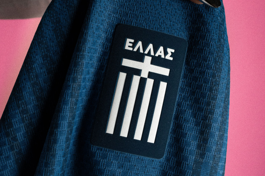 Εθνική Ελλάδος: Πολύ εντυπωσιακή και με retro στυλ η νέα εκτός έδρας φανέλα, δείτε βίντεο