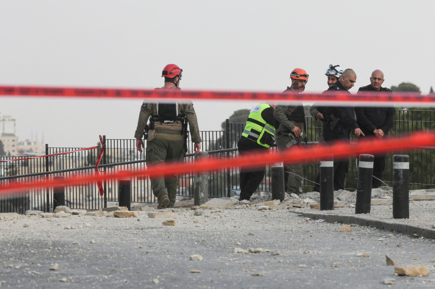 Το Ιράν επιτέθηκε στην Παλιά Πόλη της Ιερουσαλήμ: Δείτε τη στιγμή που θραύσμα βαλλιστικού πυραύλου πέφτει σε χώρο στάθμευσης