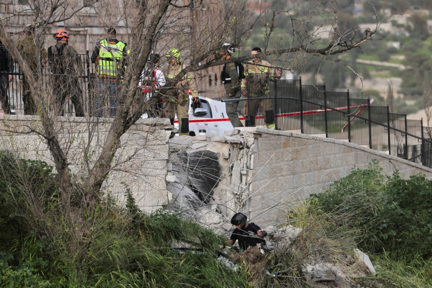 Το Ιράν επιτέθηκε στην Παλιά Πόλη της Ιερουσαλήμ: Δείτε τη στιγμή που θραύσμα βαλλιστικού πυραύλου πέφτει σε χώρο στάθμευσης