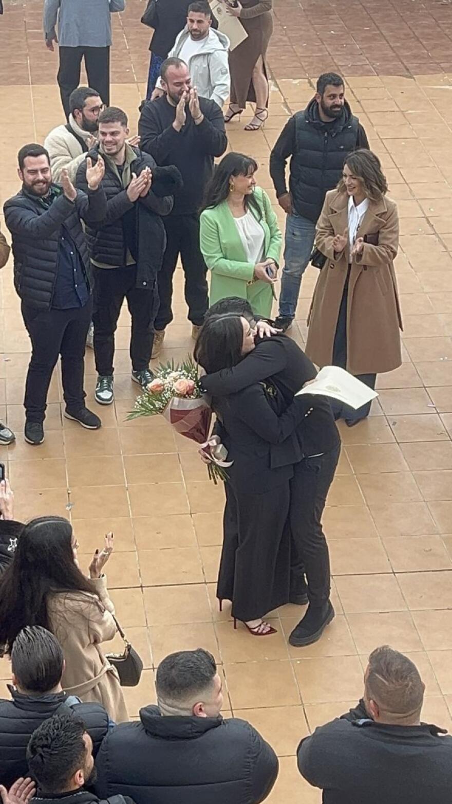 Πρώτα το πτυχίο και μετά το δαχτυλίδι: Δέχθηκε πρόταση γάμου από τον αγαπημένο της μετά την ορκωμοσία στο Πανεπιστήμιο Κρήτης, δείτε βίντεο