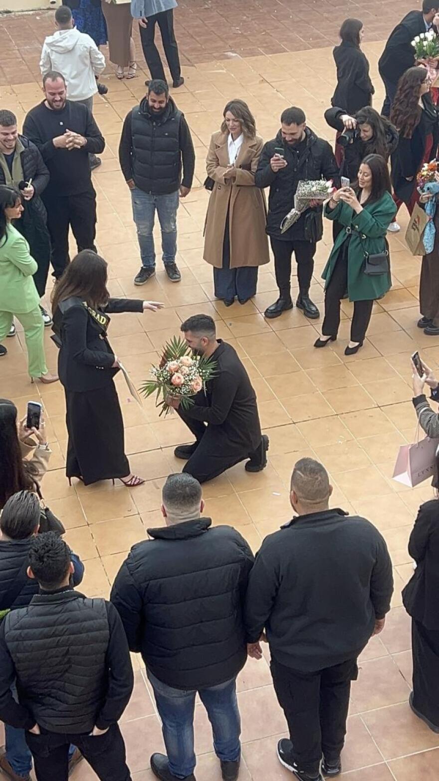 Πρώτα το πτυχίο και μετά το δαχτυλίδι: Δέχθηκε πρόταση γάμου από τον αγαπημένο της μετά την ορκωμοσία στο Πανεπιστήμιο Κρήτης, δείτε βίντεο