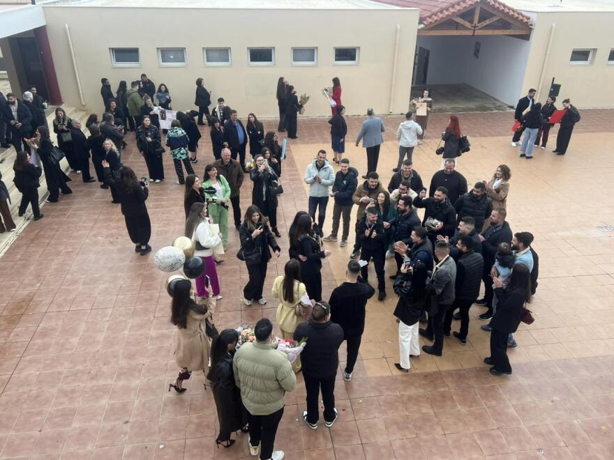 Πρώτα το πτυχίο και μετά το δαχτυλίδι: Δέχθηκε πρόταση γάμου από τον αγαπημένο της μετά την ορκωμοσία στο Πανεπιστήμιο Κρήτης, δείτε βίντεο