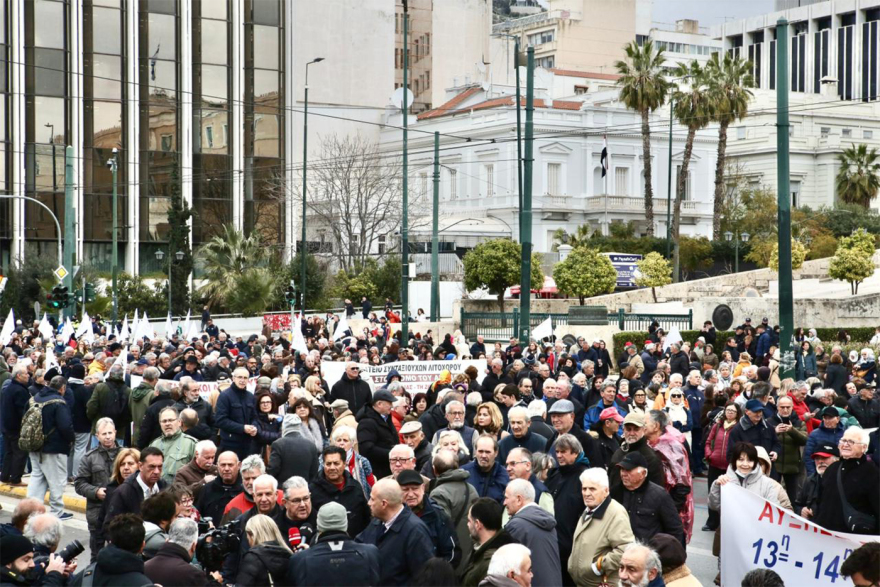Συνταξιούχοι διαδήλωσαν στο Σύνταγμα, άνοιξε το κέντρο της Αθήνας, δείτε βίντεο και φωτογραφίες 
