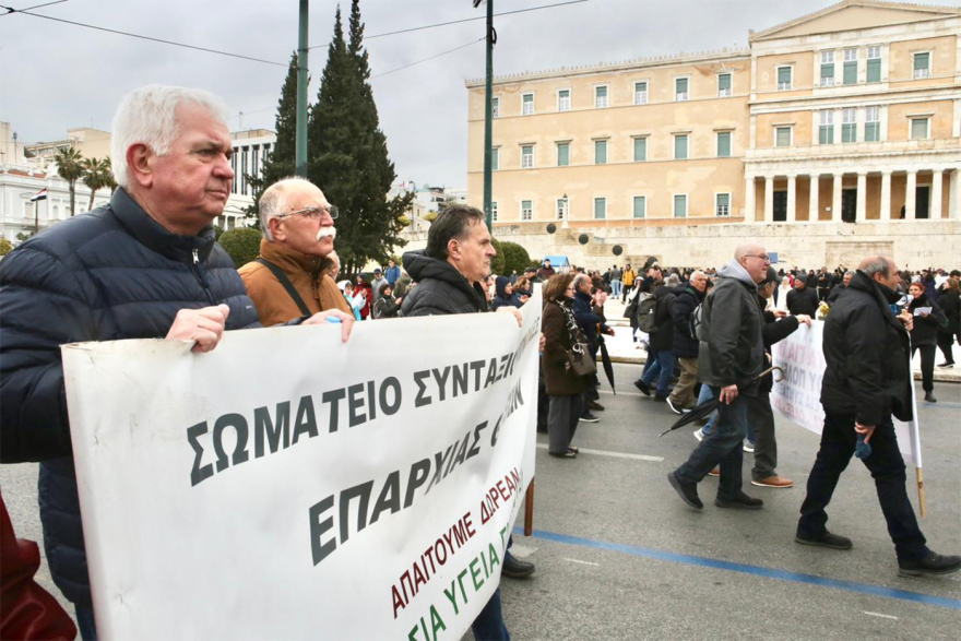 Συνταξιούχοι διαδηλώνουν στο Σύνταγμα, θα ακολουθήσει πορεία προς το Μαξίμου - Κλειστό το κέντρο, δείτε βίντεο και φωτογραφίες