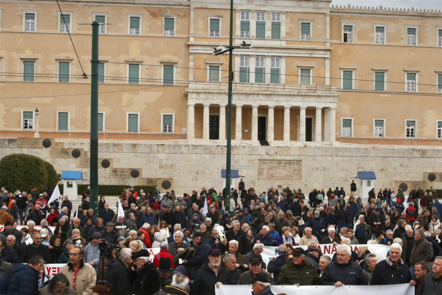 Συνταξιούχοι διαδηλώνουν στο Σύνταγμα, θα ακολουθήσει πορεία προς το Μαξίμου - Κλειστό το κέντρο, δείτε βίντεο και φωτογραφίες